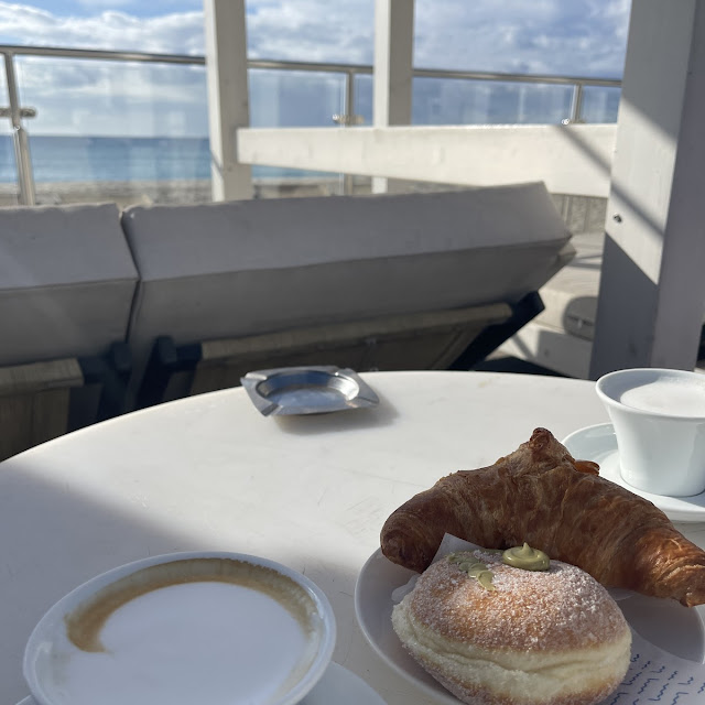 Capuccino Bomba Al Pistacchio E Croissant Vuoto