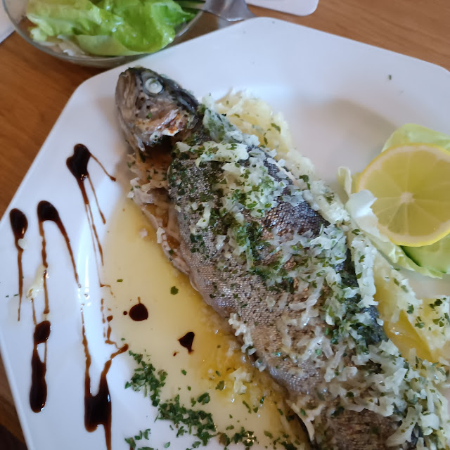 Forelle Gebacken In Folie Mit Salat