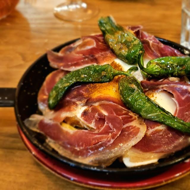 Huevos Rotos Con Jamón Ibérico Patatas Y Pimiento del Padrón