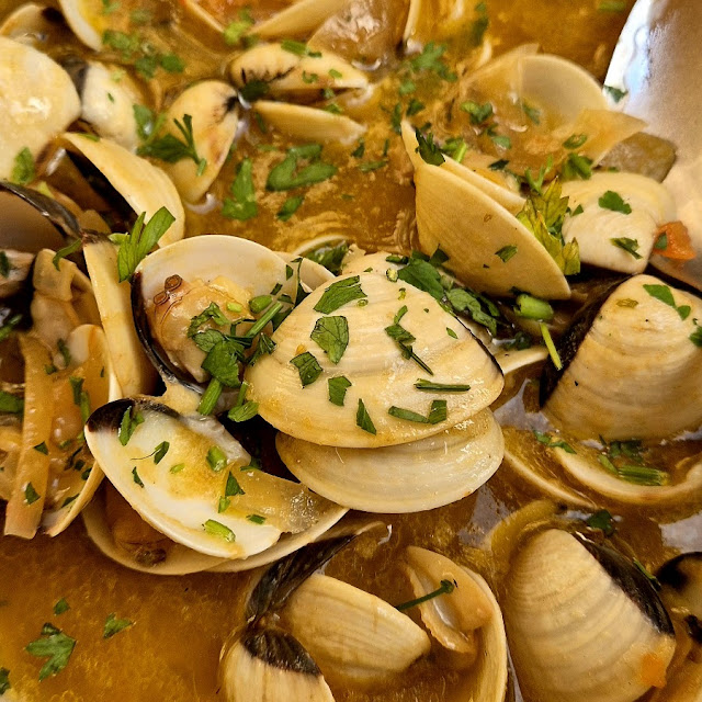 Almejas En Salsa