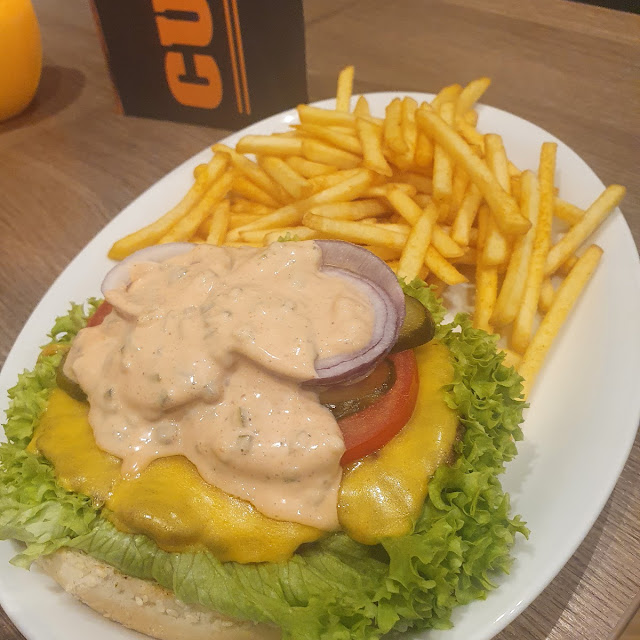 Cheeseburger Mit Pommes