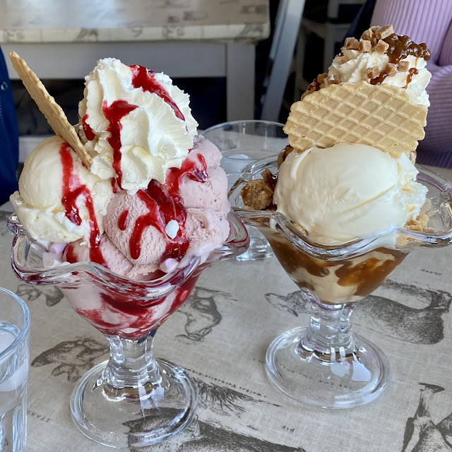 Berry Ice Cream Sundaes