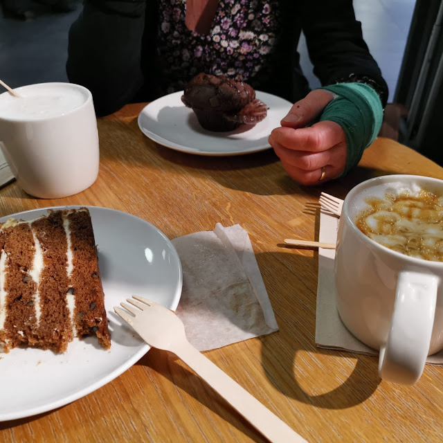 Muffins Und Schwarzwälder Kirschtorte