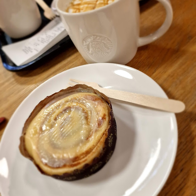 Zimtschnecke Mit Latte Caramel Macchiato