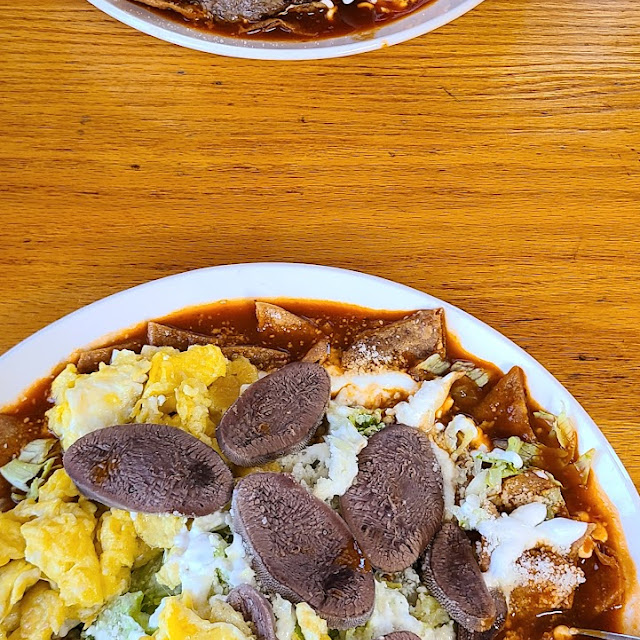 Chilaquiles Rojos Con Huevo Y Lengua