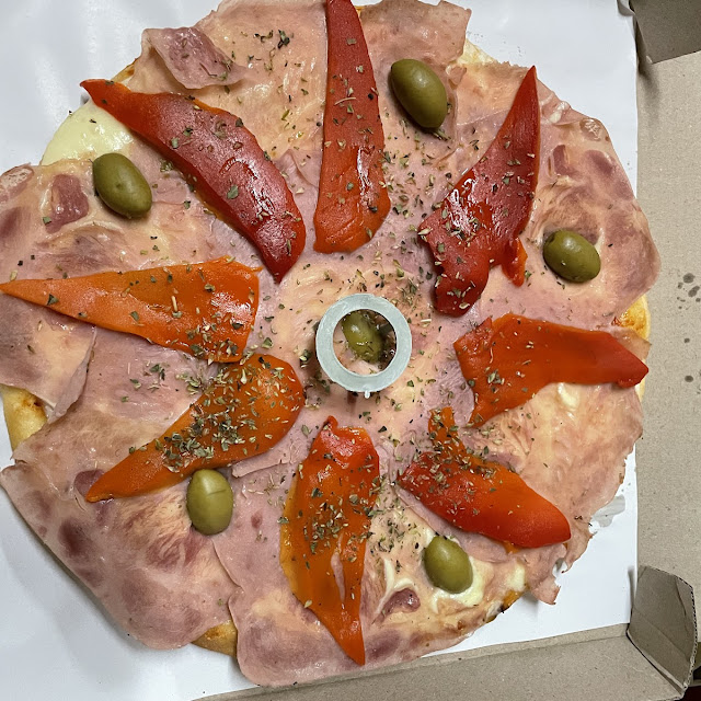 Pizza Con Jamón Y Morrones