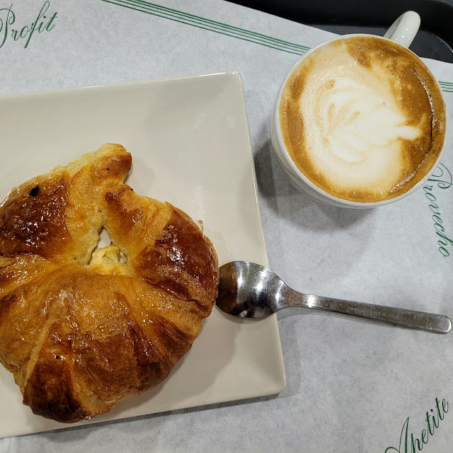 Café Con Leche Y Croissant