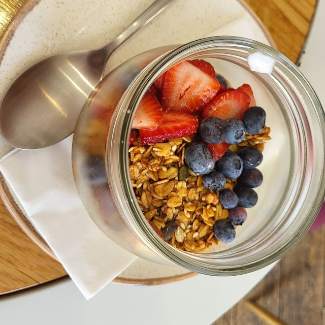 Hausgemachtes Granola Mit Griechischen Joghurt Honig Und Früchten