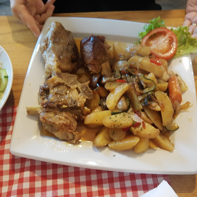 Vitello Cotto Coperto Sotto Brace Con Patate In Cottura Ottimo