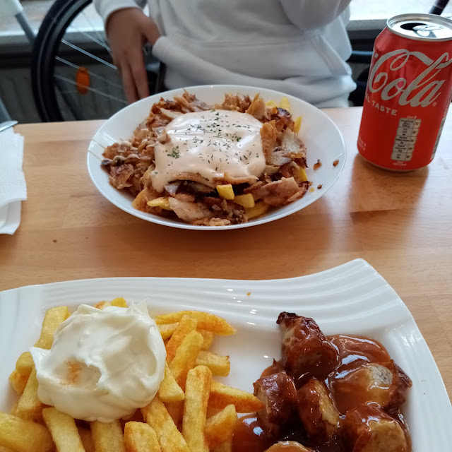 Döner Mit Pommes Und Einmal Currywurst Mit Pommes
