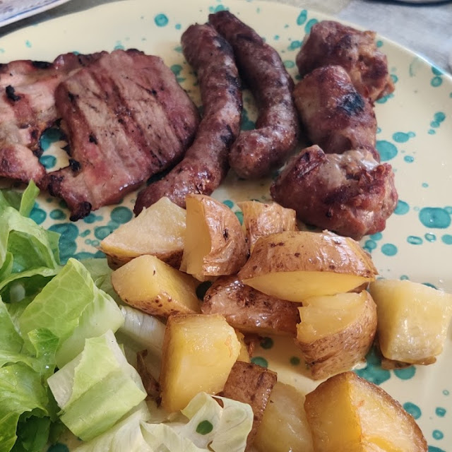 Grigliata Mista Con Insalata E Patate Al Forno