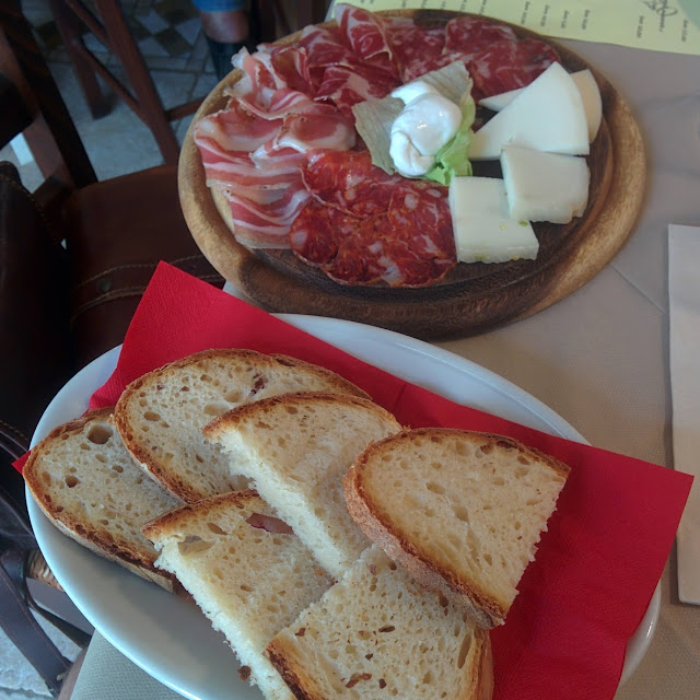 Tagliere Di Salumi E Formaggi