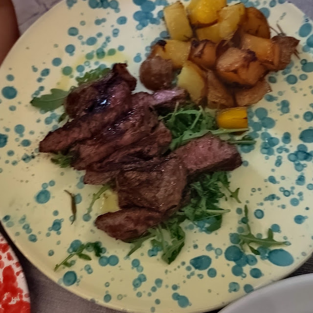 Tagliata Di Podolica Con Patate Al Forno Al Rosmarino