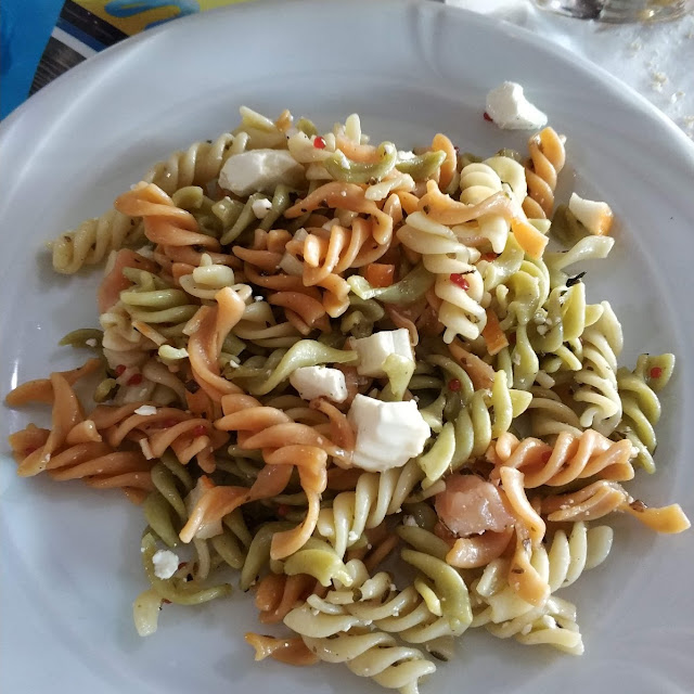 Ensalada de Pasta Con Salmón Y Queso