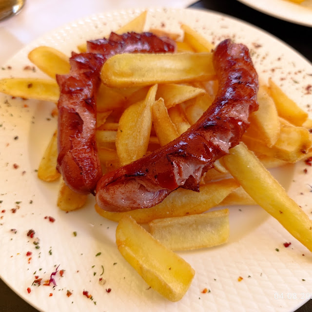 Grillwürstel Mit Pommes