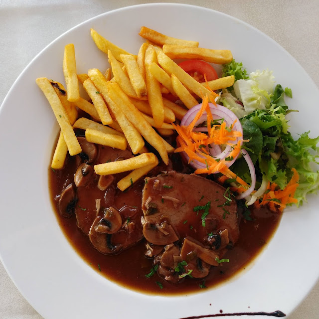Roast Beef in Wine & Mushroom Sauce Chips & Salad