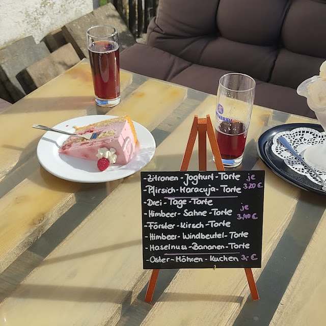 Himbeer-sahnetorte Und Gemischtes Eis Mit Sahne