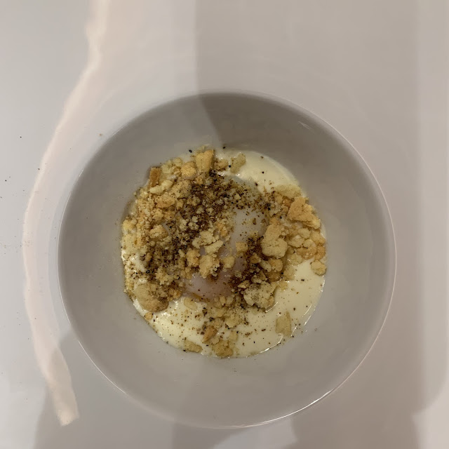 Uovo Pochè Fonduta Di Taleggio Polvere Di Funghi E Crumble Salato