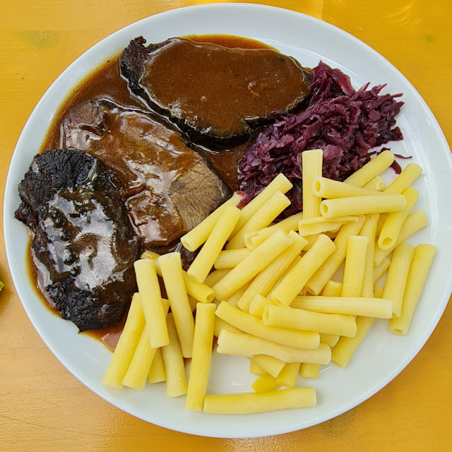 Rinderbäckchen Mit Udeln Und Blaukrautn