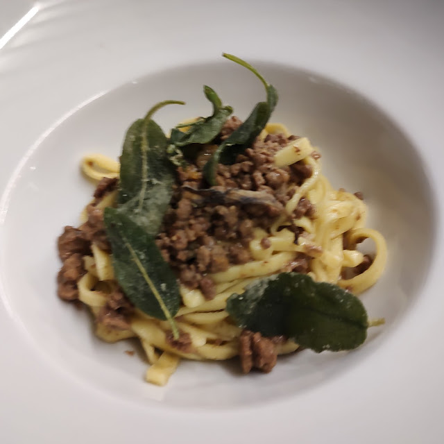 Tagliatelle Al Ragù Bianco Di Chianina E Salvia Fritta