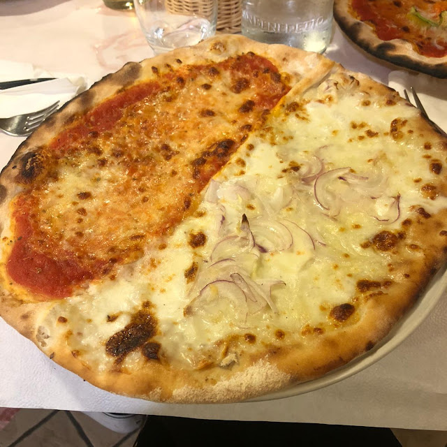 Pizza Metà Bianca Con Cipolle Metà Margherita