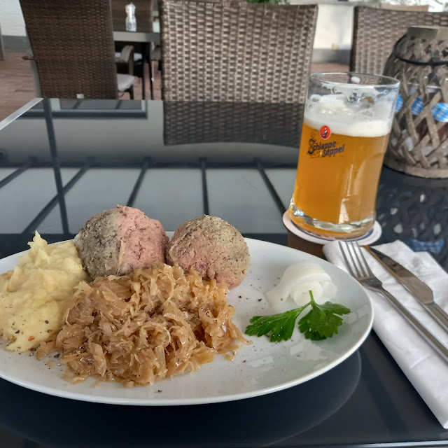 Leberknödel Mit Sauerkraut Und Kartoffelstampf