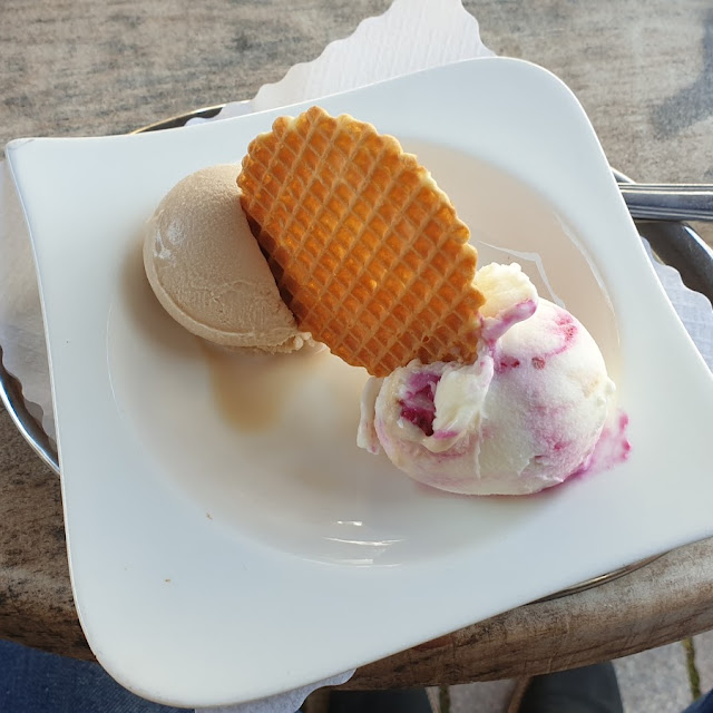Zwei Kugeln Eis