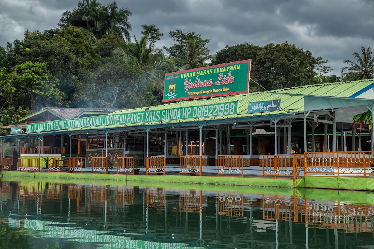 Rumah Makan Terapung Yuliana Lido