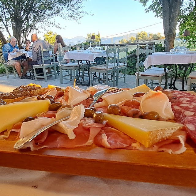 Tagliere Con Salumi Di Cinta Senese Pecorino Olive E Crostini Ai Fegatini
