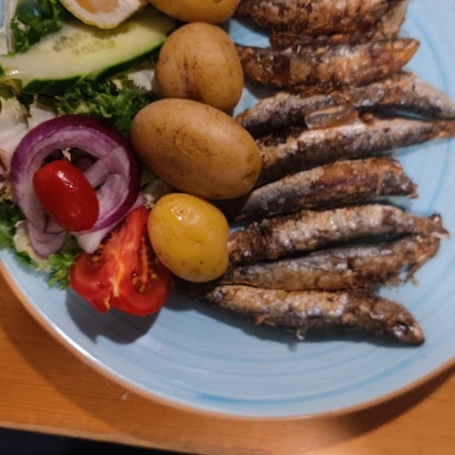 Sardinas Plancha Con Ensalada Y Papas Arrugadas