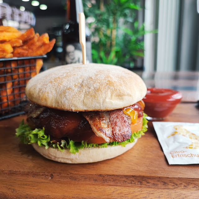 Menü BBQ Burger Mit Süßkartoffel Pommes Ketchup & Cola