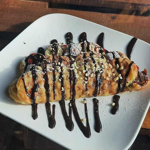 Waffel Mit Nutella Weißer Schokolade Erdbeeren Banane Haselnüssen Und Kinder Bueno