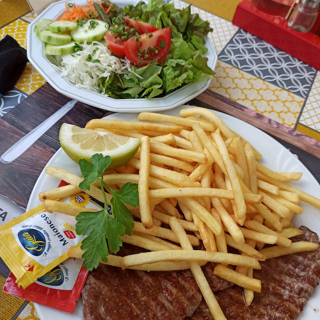Entrecote Con Patatine Fritte Verdure Di Stagione