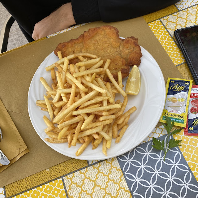 Cotoletta Alla Milanese Con Patatine Fritte
