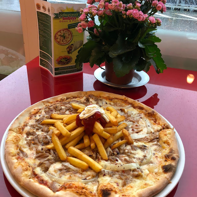 Pizza Tonno Mit Pommes