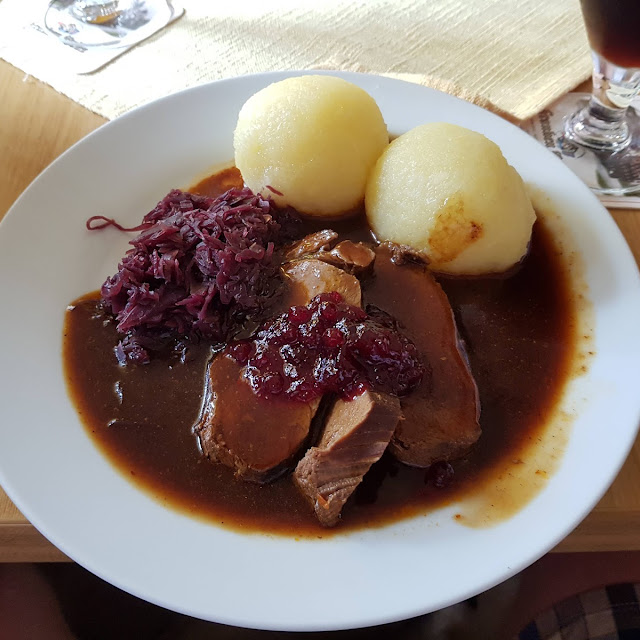 Rinderroulade Mit Rotkohl Und Klößen