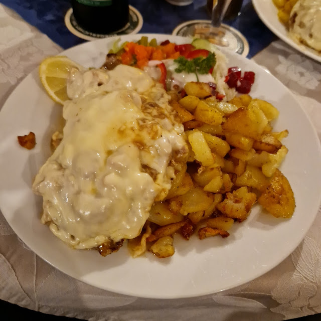 Steak Mit Würzfleisch Und Bratkartoffeln