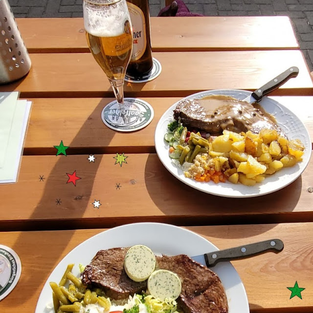 Rumpsteak Einmal Mit Kräuterbutter Und Einmal Mit Pfeffersose