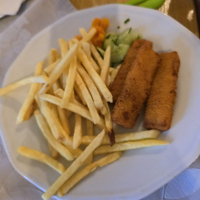 Kinder Pommes Mit Fischstäbchen