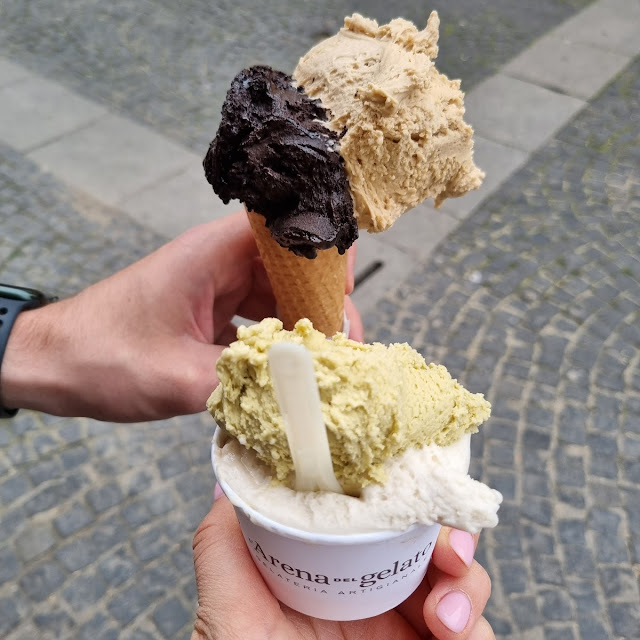 Al Caramello E Cioccolato Fondente Con Panna Montata