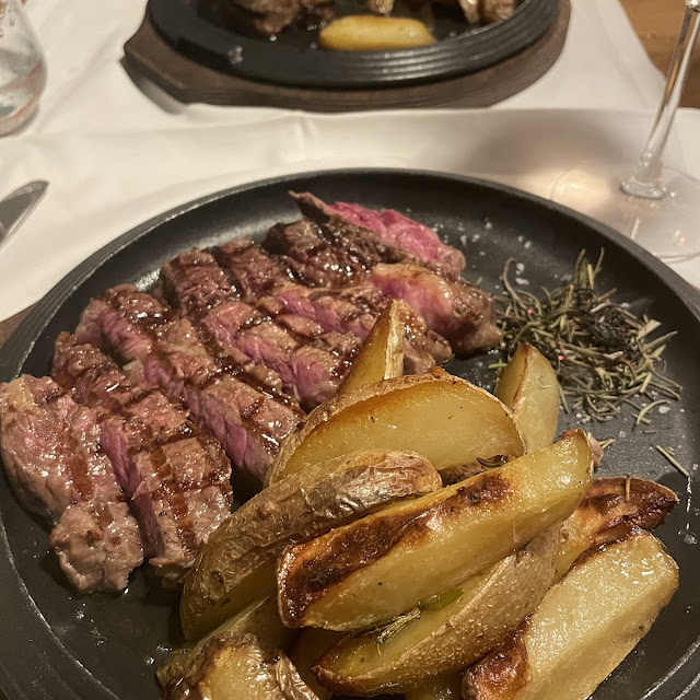 Tagliata Con Patate Arrosto Servita Con Vesuvio Di Rosmarino