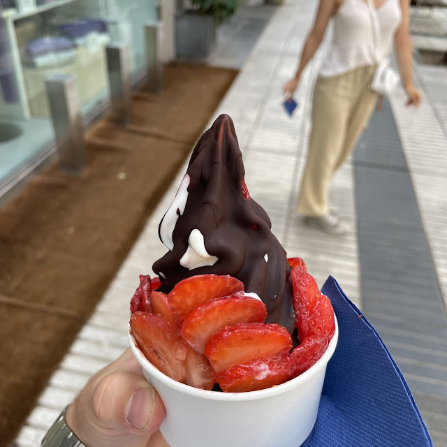 Helado de Frambuesa Y Yogur Con Fresas Y Chocolate