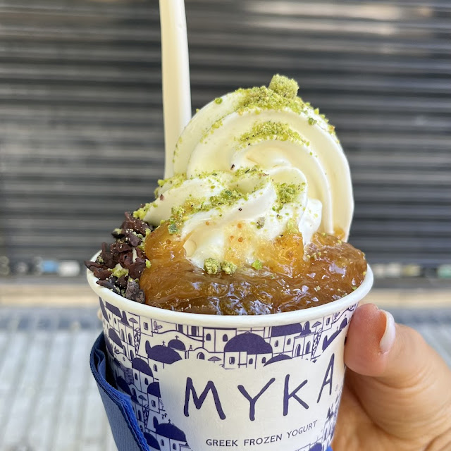 Frozen Yogur Con Toppings de Mermelada de Higo Polvo de Pistacho Y Cacao Nibs