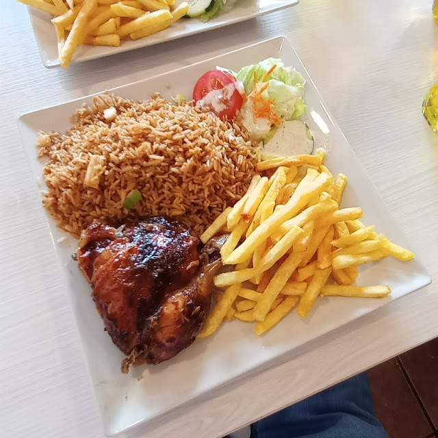 Chaufa Con Pollo A la Brasa Y Papas Fritas
