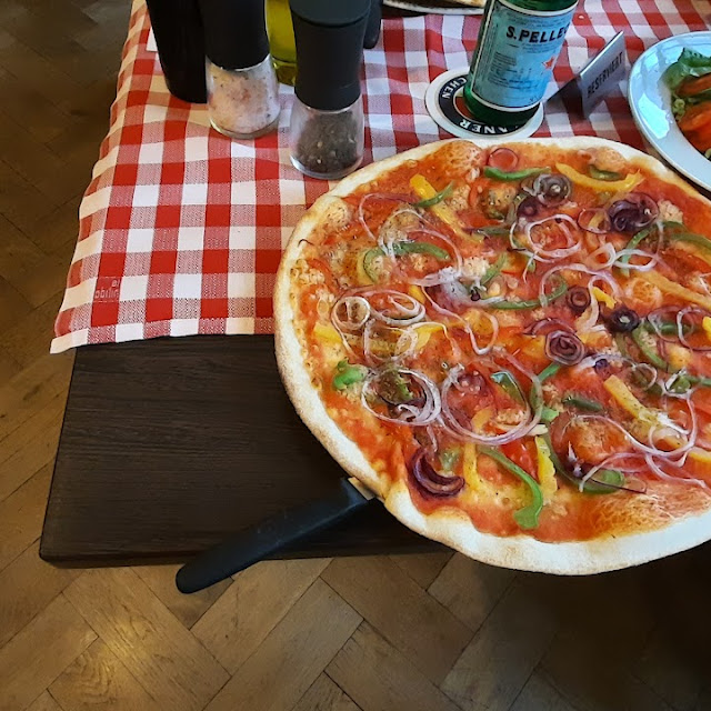 Pizza Margherita Mit Paprika Und Zwiebeln