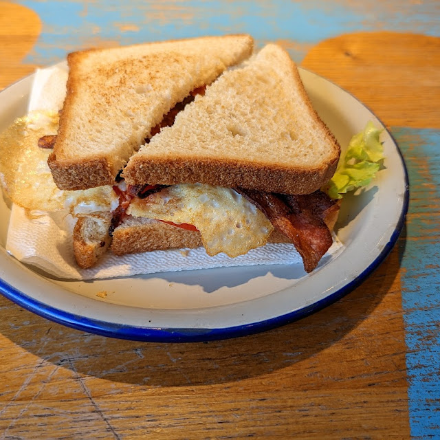 Sandwich de Huevo Plancha Bacon Lechuga Tomate
