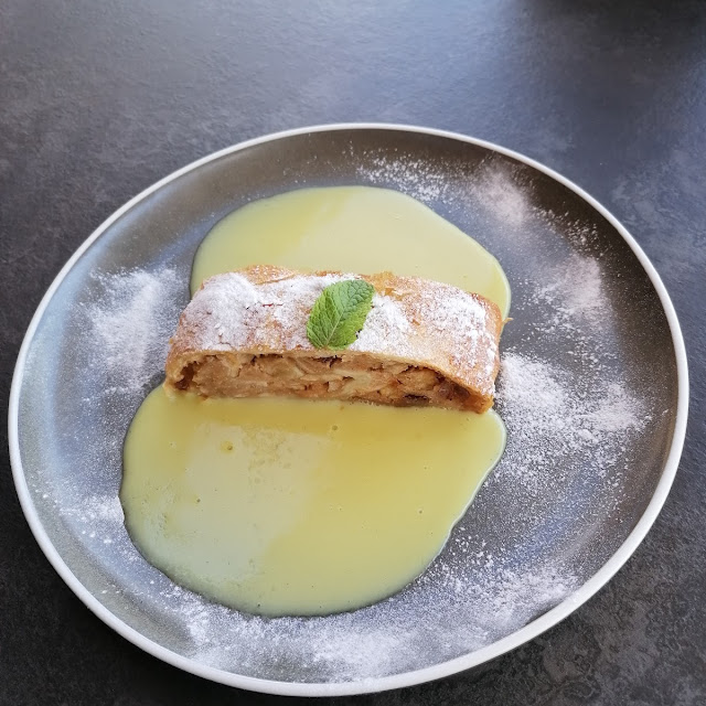 Apfelstrudel Mit Vanillesauce