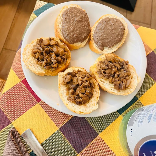 Crostini Misti Con Fegatini E Funghi