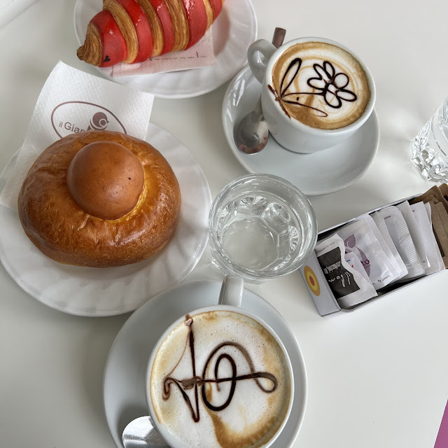 Cappuccino E Cornetto Con Crema Al Limone