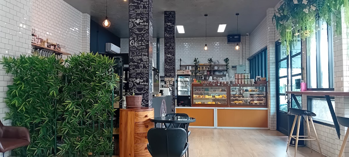 Holiday cafe' & bakery